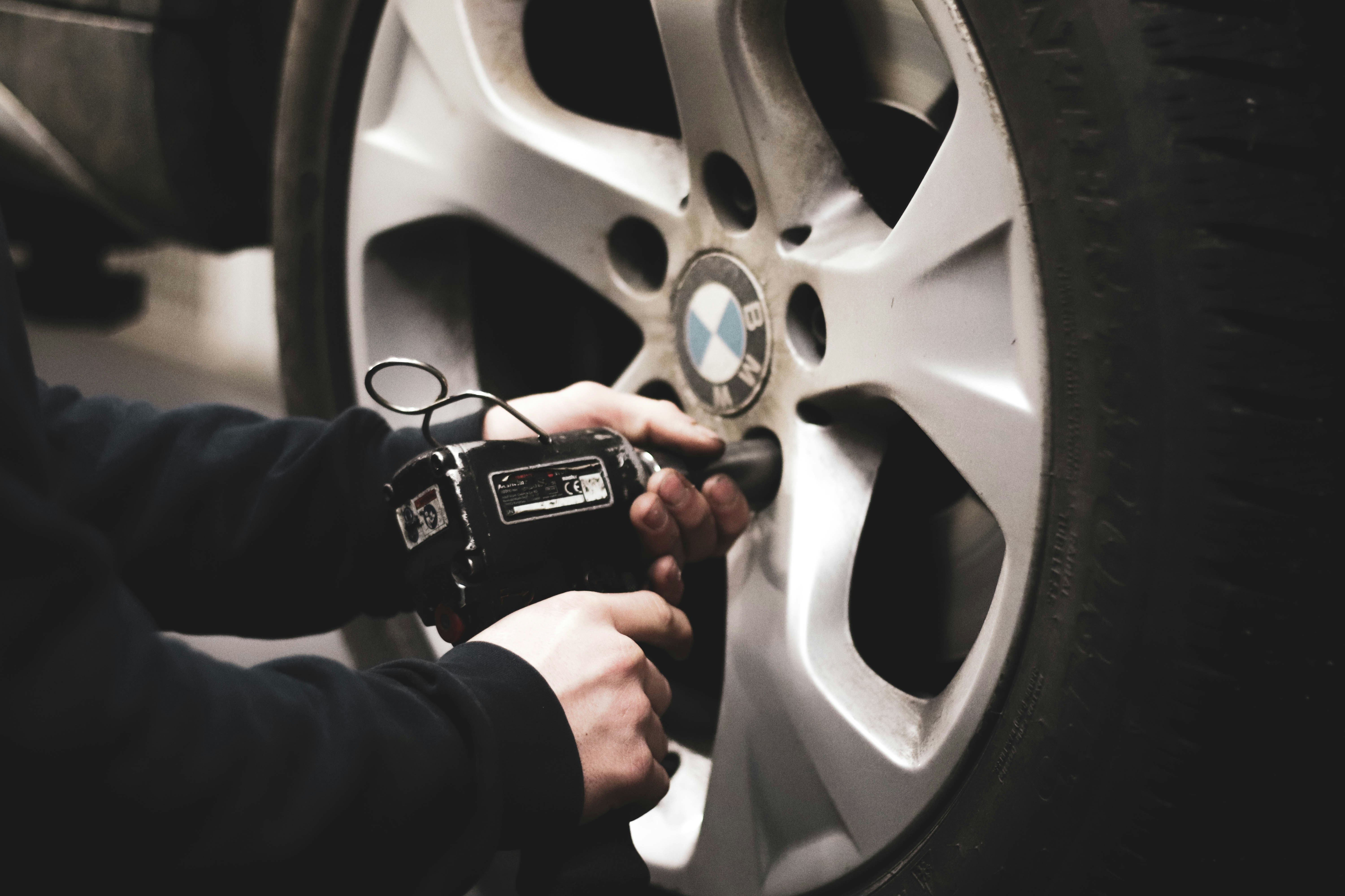 Car tyre replacement and wheel balancing work
